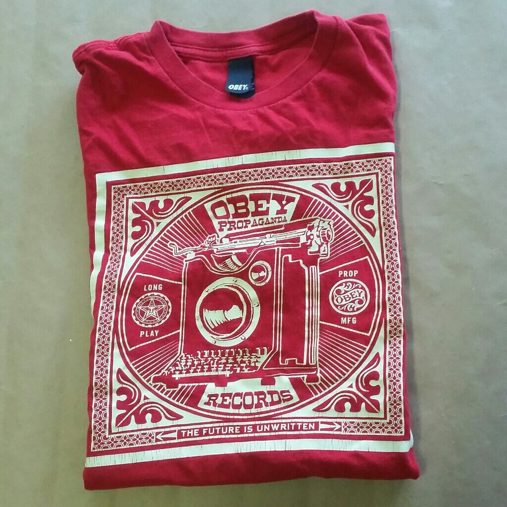 RED OBEY PROPOGANDA TSHIRT TEE | M